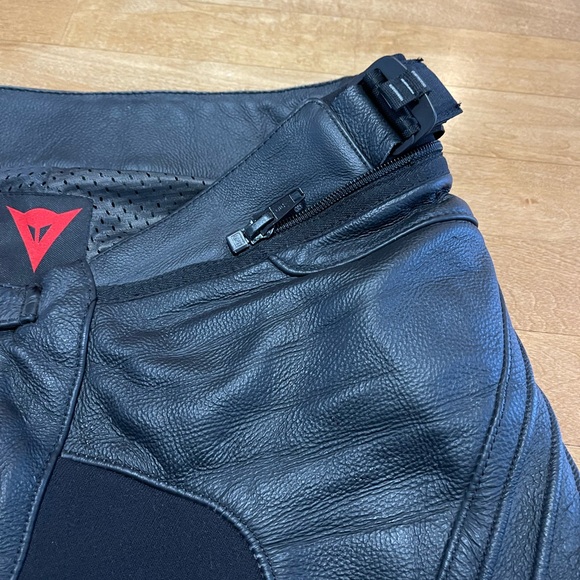 Dainese 2 piece leather suit with minimal use - Picture 10 of 16